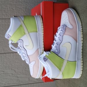 WMNS DUNK HIGH